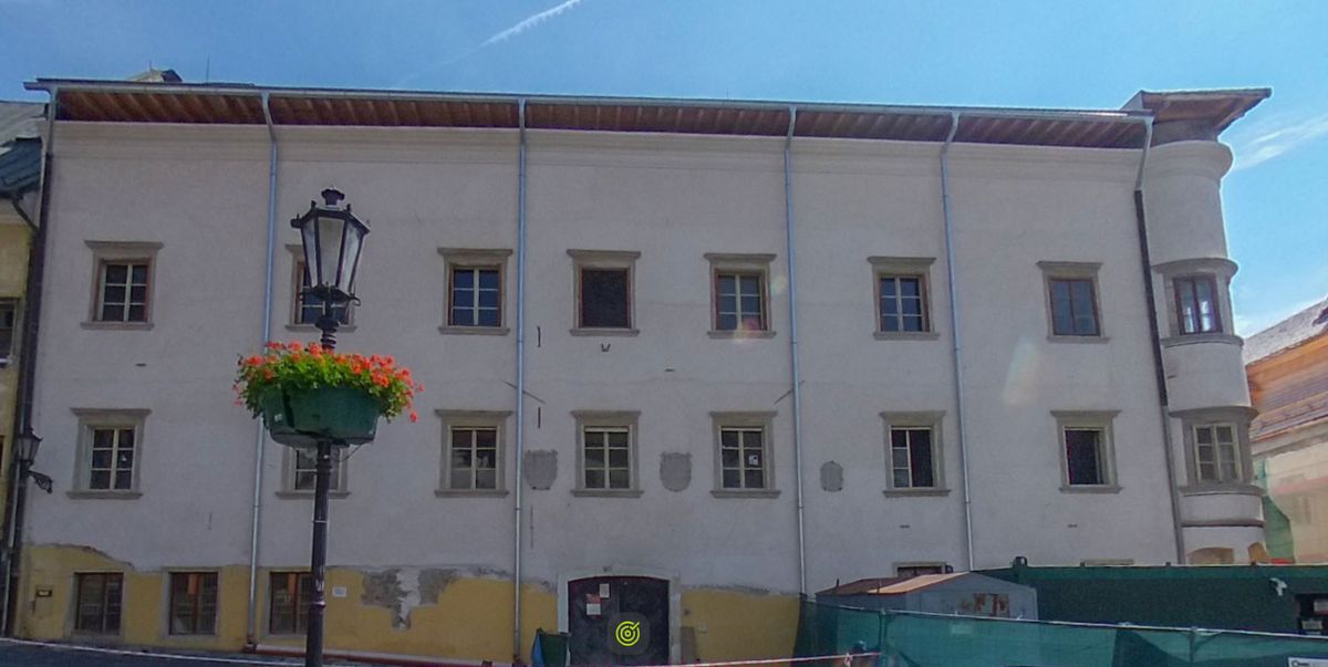 Uličná fasáda Berggericht z Námestia Sv. Trojice