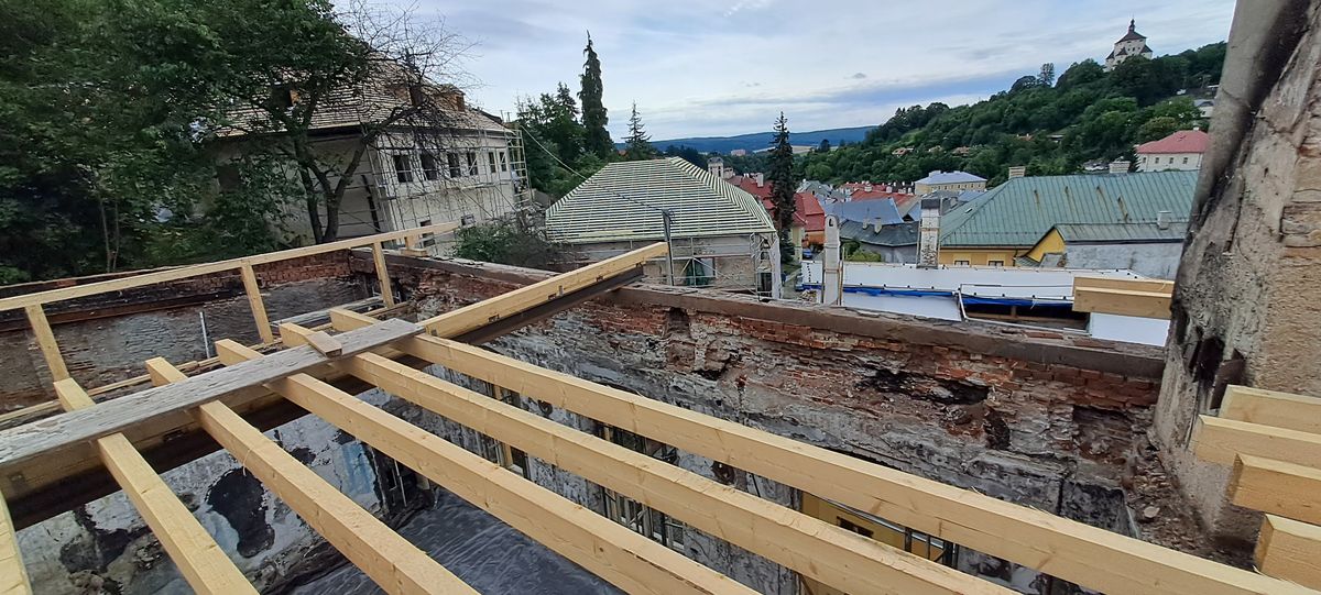 Dočasná strecha — kladenie nosníkov nad vyhoreným objektom