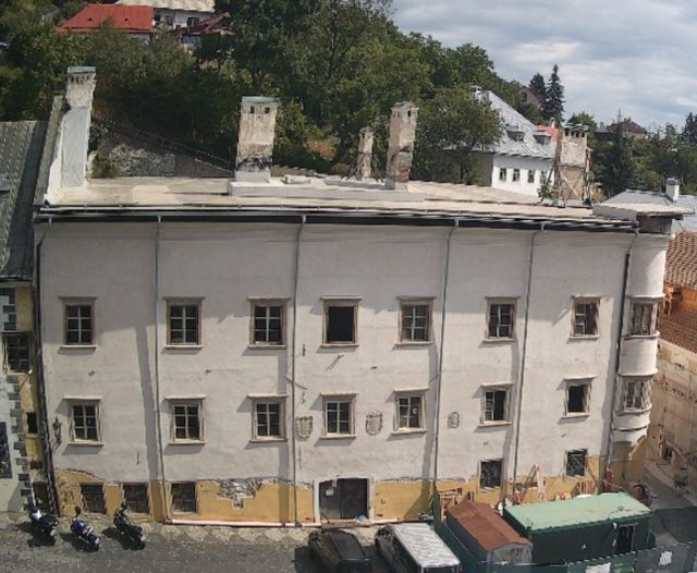 Národná kultúrna pamiatka Berggericht v Banskej Štiavnici po požiari s dočasným zastrešením
